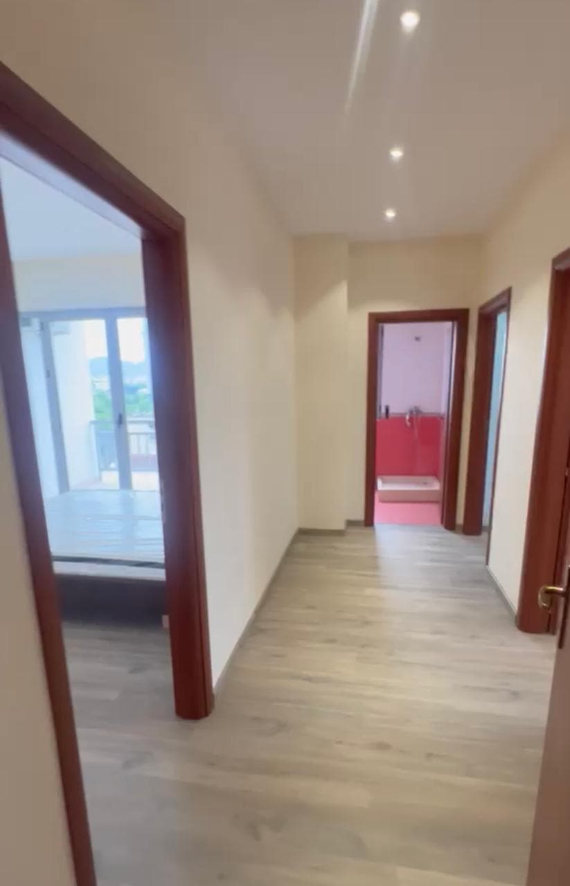 Jepet me qera apartament 3+1+2 ne Qender. 4