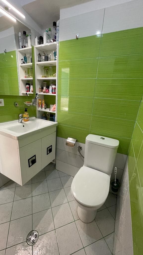 Jepet apartament me qera 2+1+2 prane Qendres 4