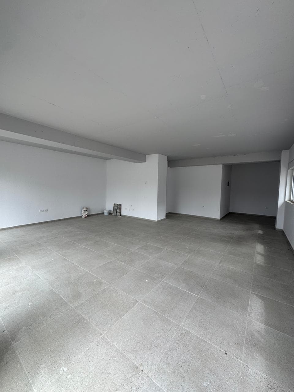 Jepet me qera ambient tek Rezidenca Mangalem 21 Siperfaqe: 85m2 Kati i 0 3
