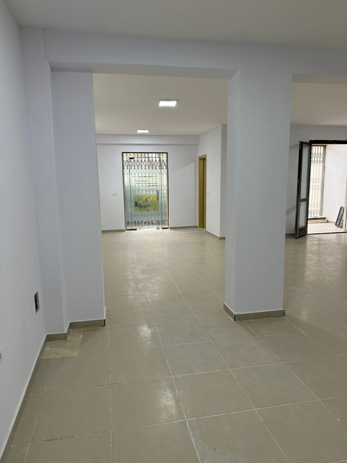 Jepet Ambient me qera Mbas Kopshtit Botanik Siperfaqja: 90 m2 Kati: 0 Organizimi: - Ambient open space - Tualet 2