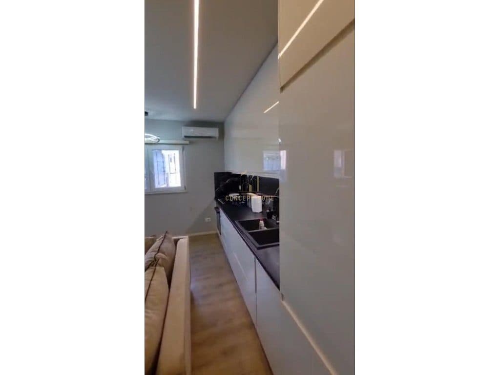Shitet apartament 1+1 tek Komuna e Parisit 3