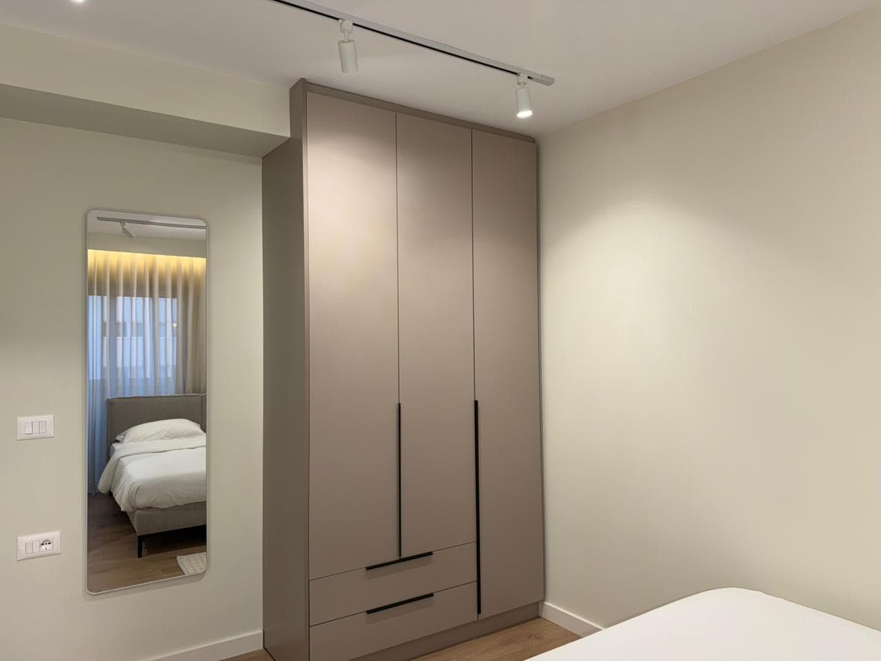 Shiten dy apartamente bashke 1+1 tek Kryqezimi 21 Dhjetorit. 4