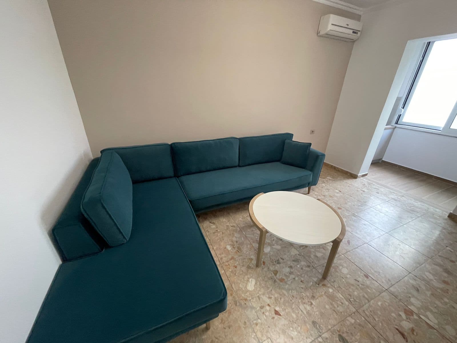Jepet me qera Super apartament 1+1 i pa banuar me pare tek Ambasada Amerikane 4