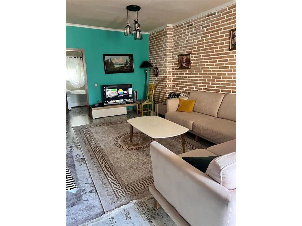 Jepet me qera super apartament 2+1 Te Komuna Parisit