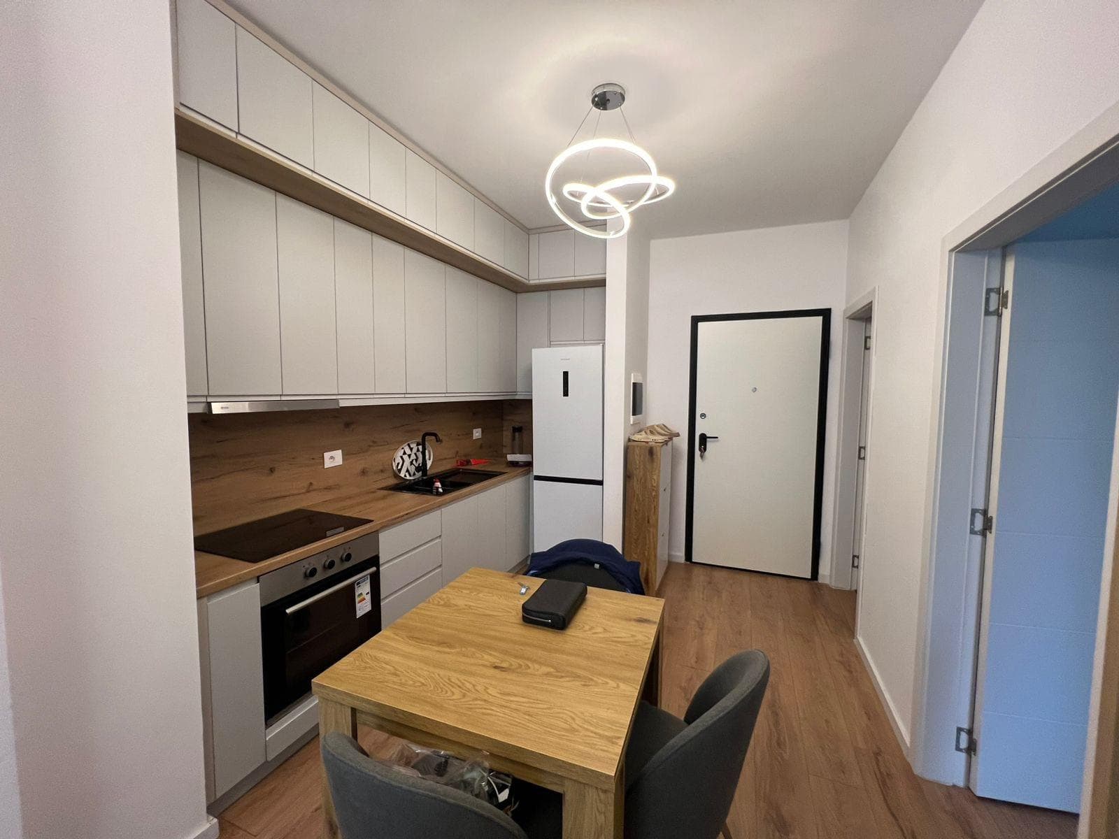 Jepet me qera Apartament 1+1 tek 5 Maji