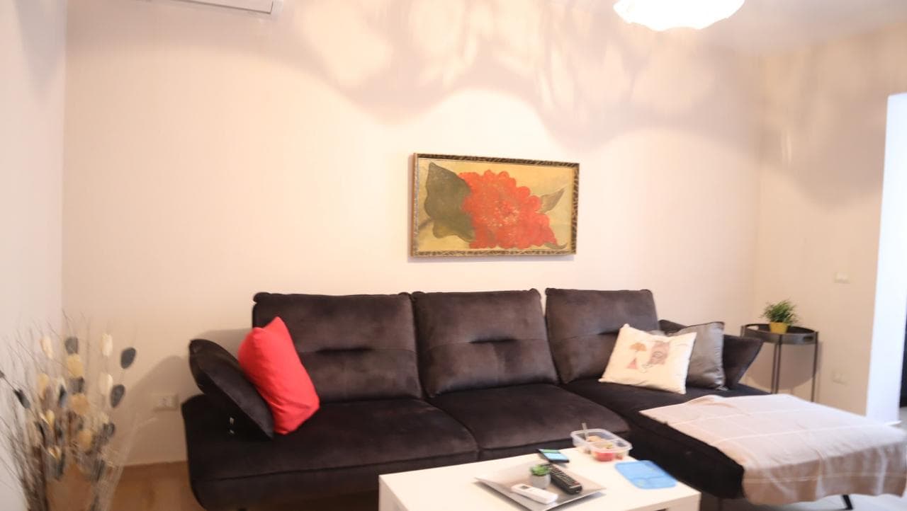 Jepet apartament me qera 2+1 tek Selvia