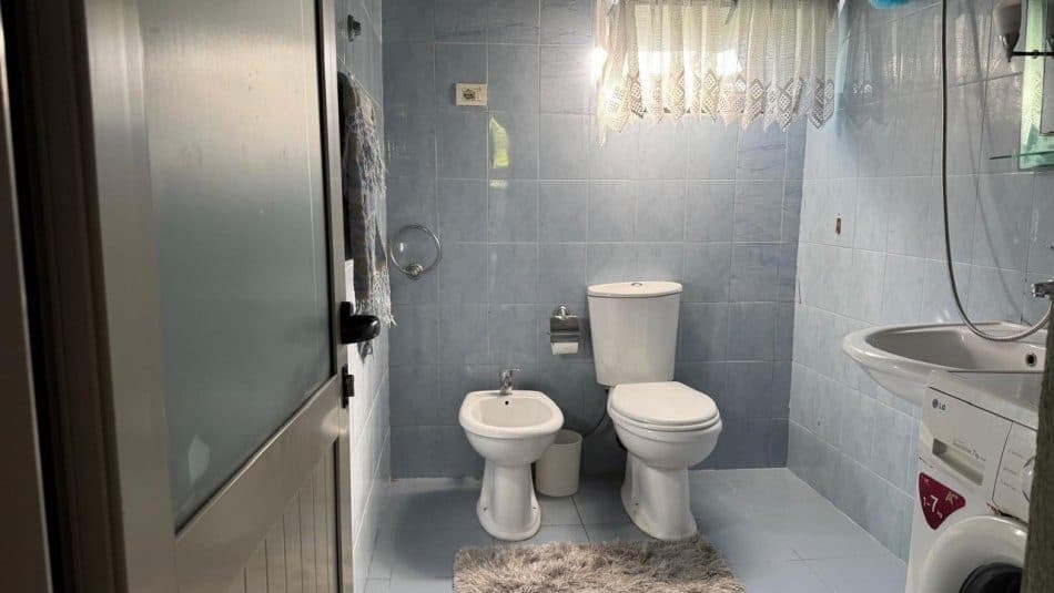 Jepet me qera kati i pare 1+1 i nje vile 2-kateshe ne Zog te Zi 4