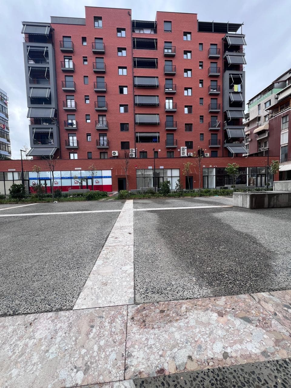 Shitet apartament 2+1 ne Kamez prane Bashkise