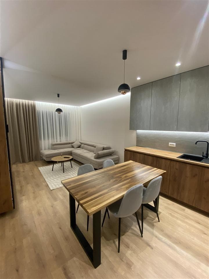 Jepet me qera apartament 2+1+parkim tek Univers City
