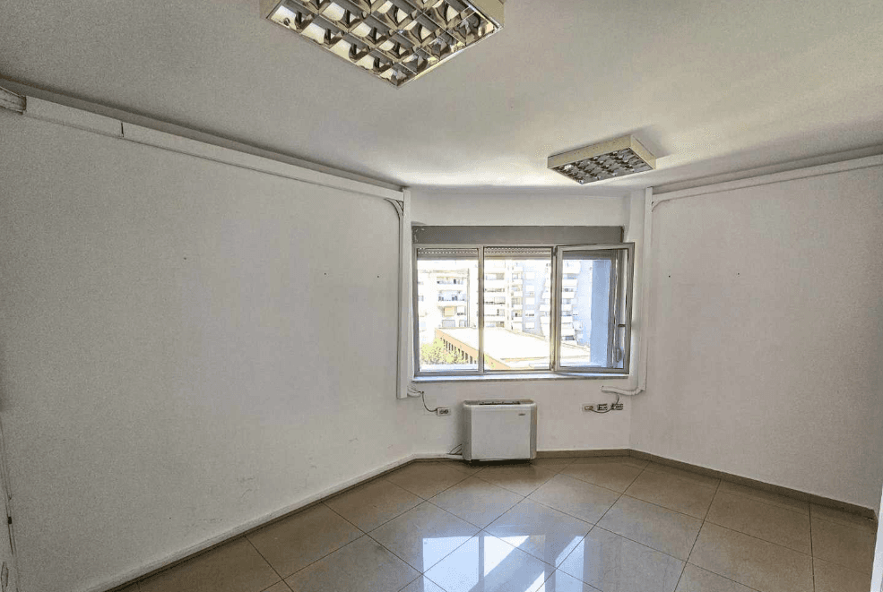 Jepet me qera ambient komercial me sipërfaqe totale 300 m² te rruga e Dibres. 3