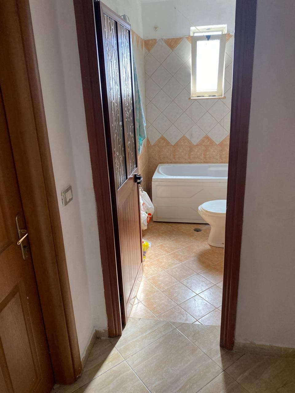 Jepet apartament me qera apartament Te Spitali Amerikan 2 4