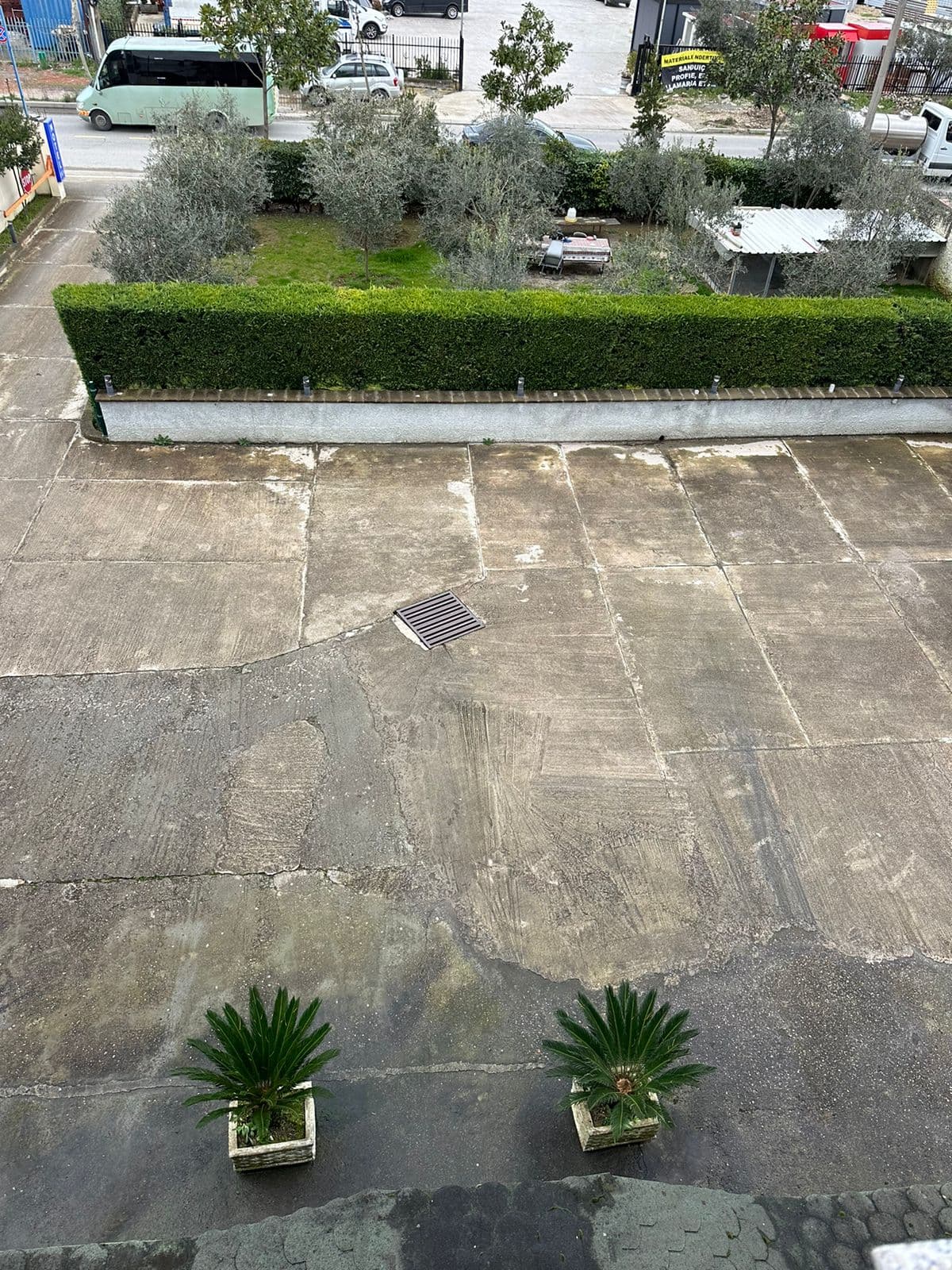 Shitet ndërtesë 3-katëshe "Motel" + Toke ne Vaqarr ( Buze rruges Kryesore ) , Tiranë - 850.000€ | 1159 m² 2