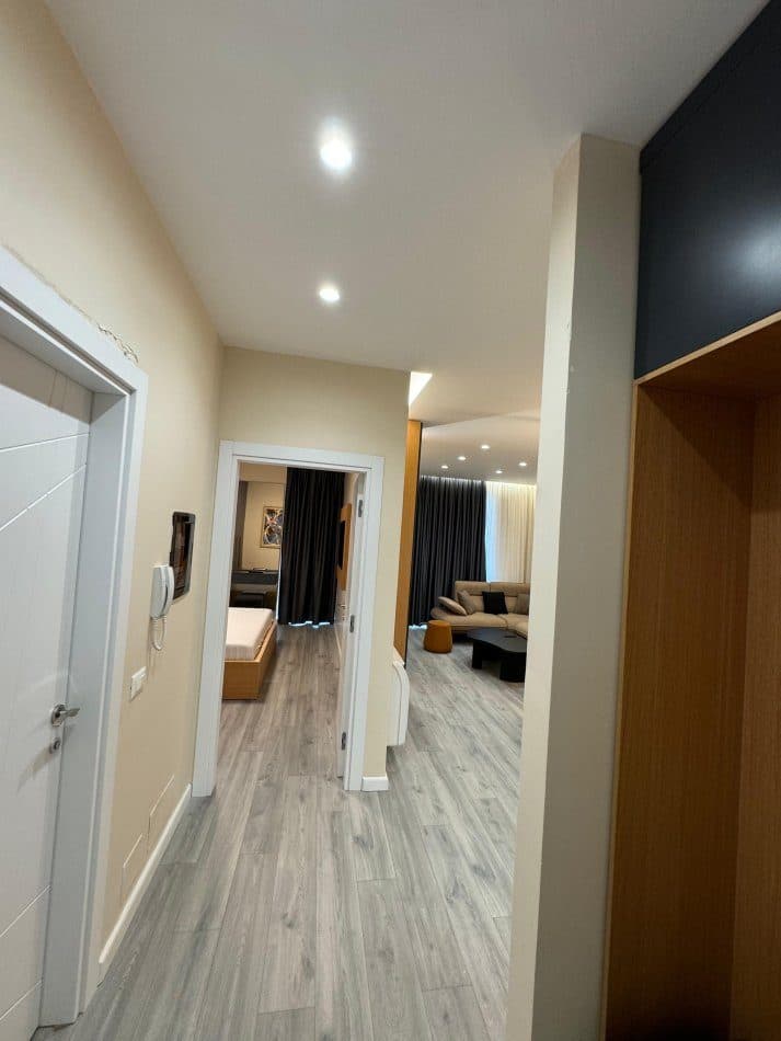 Jepet me qera Apartament 1+1 tek Komuna e Parisit 4
