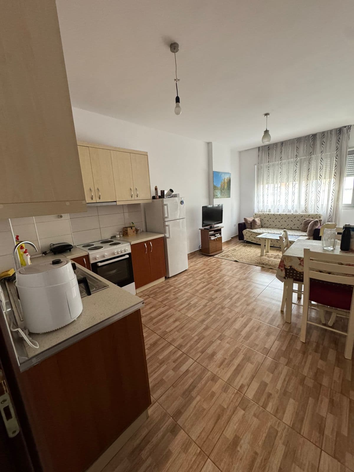 Jepet me qera apartament 1+1 ne Astir Siperfaqe :70 m2 •Kati i 2 2