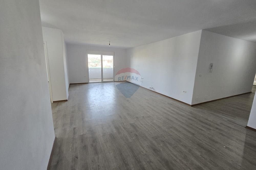 Apartament - Për Qira - Rruga 5 Maji, Tiranë