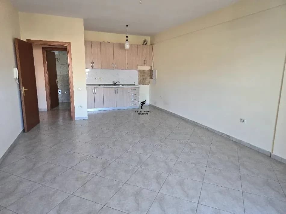 ZYRE ME QERA 120 M2 RRUGA BARDHYL 80.000 LEKE 2