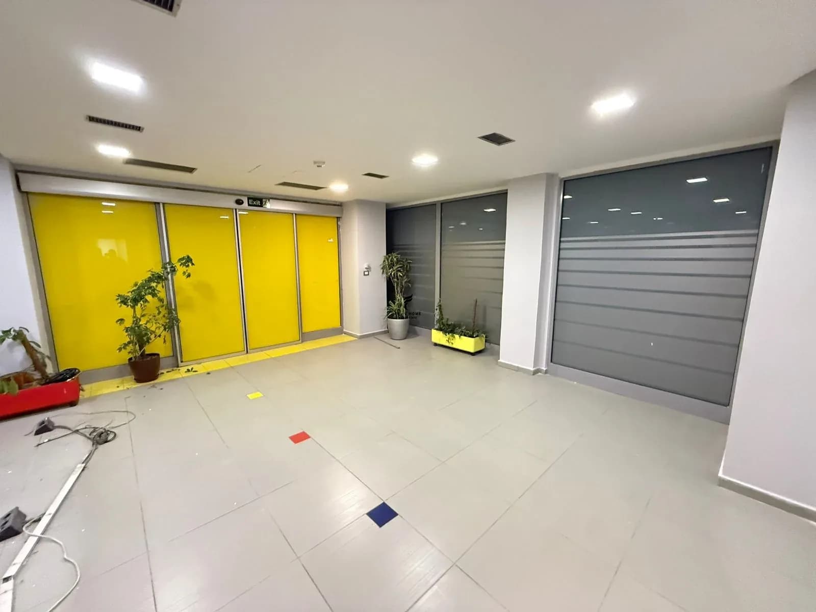 ZYRE ME QERA 580 M2 RRUGA E KAVAJES 11.000 EURO