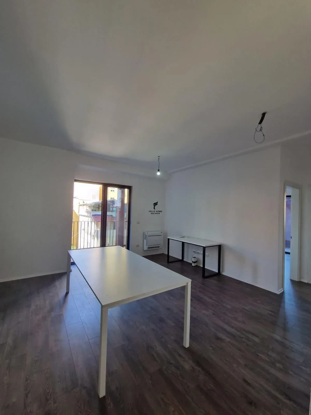 ZYRE ME QERA 103M2 RRUGA E KAVAJES 1.070 EURO 2
