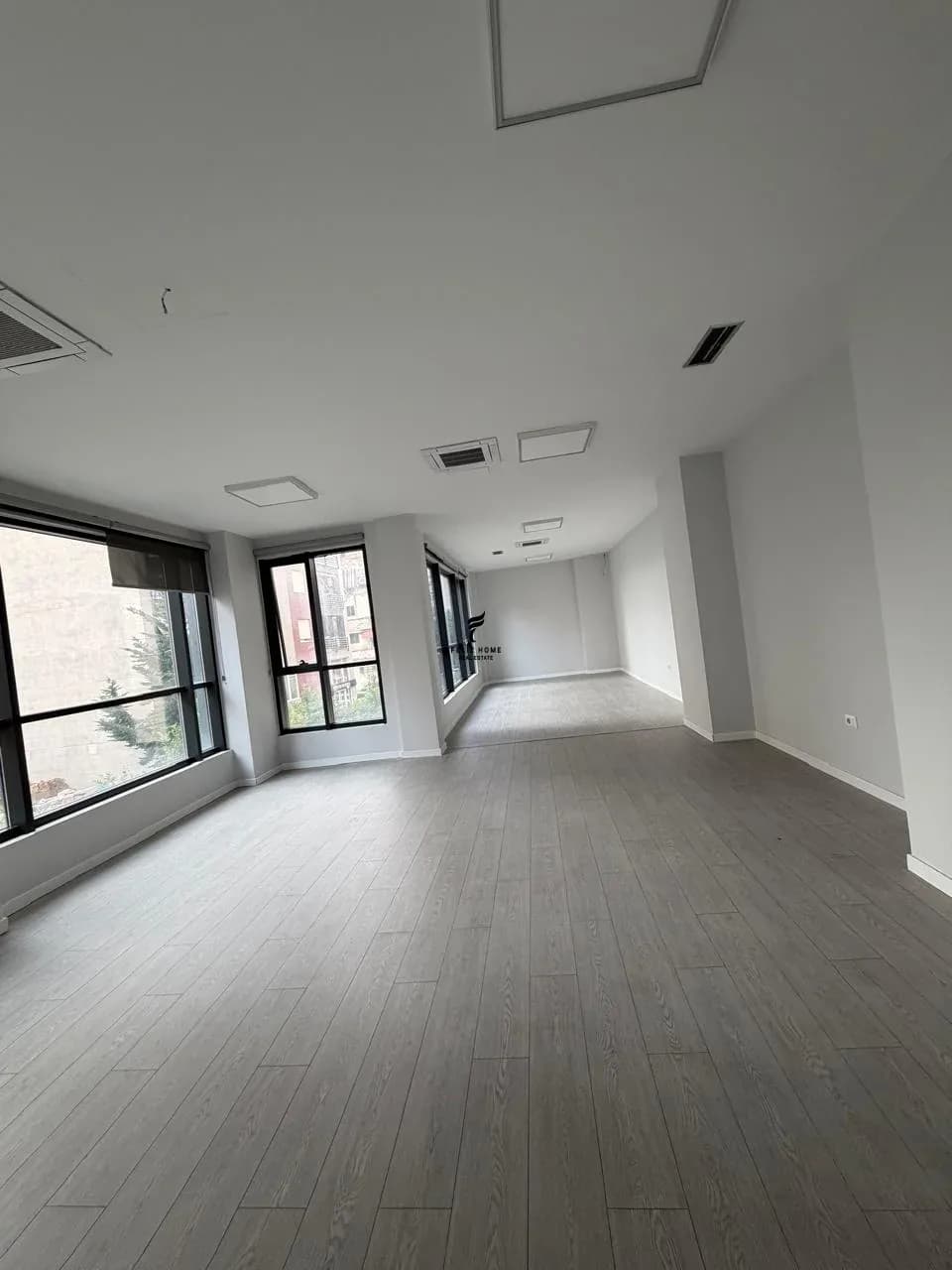 ZYRE ME QERA 404 M2 PAZARI I RI 520.000 LEKE 2