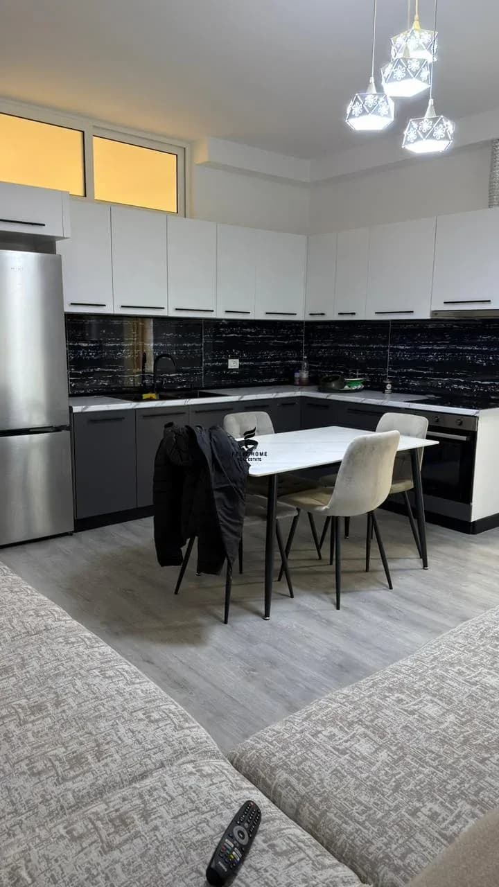 APARTAMENT ME QERA 2+1 5 MAJI 700 EURO