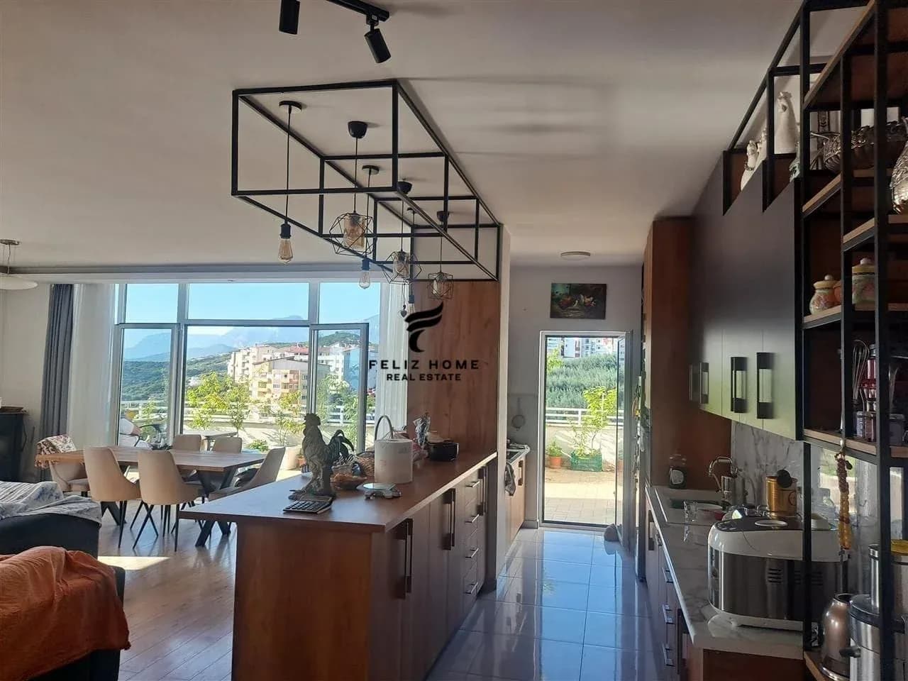 SHITET DUBLEX 450 M2 FRESKU 600.000 EURO