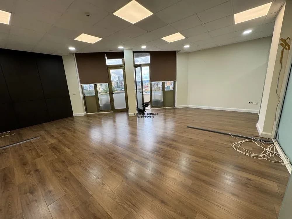 ZYRE ME QERA 100 M2 BLLOK 1500 EURO