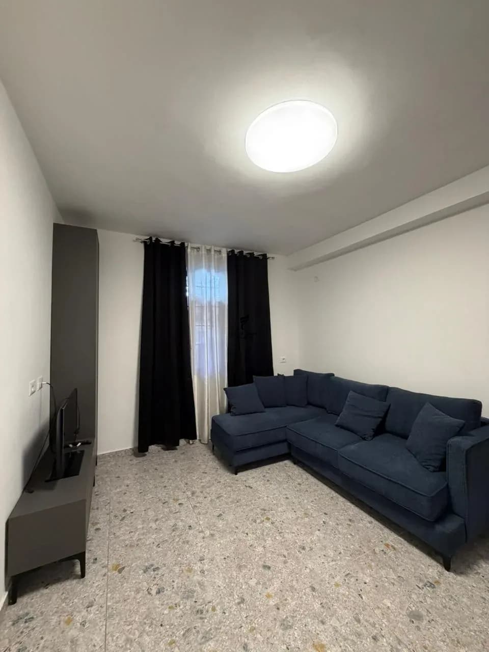 APARTAMENT ME QERA 1+1 STACIONI TRENIT 45.000 LEKE