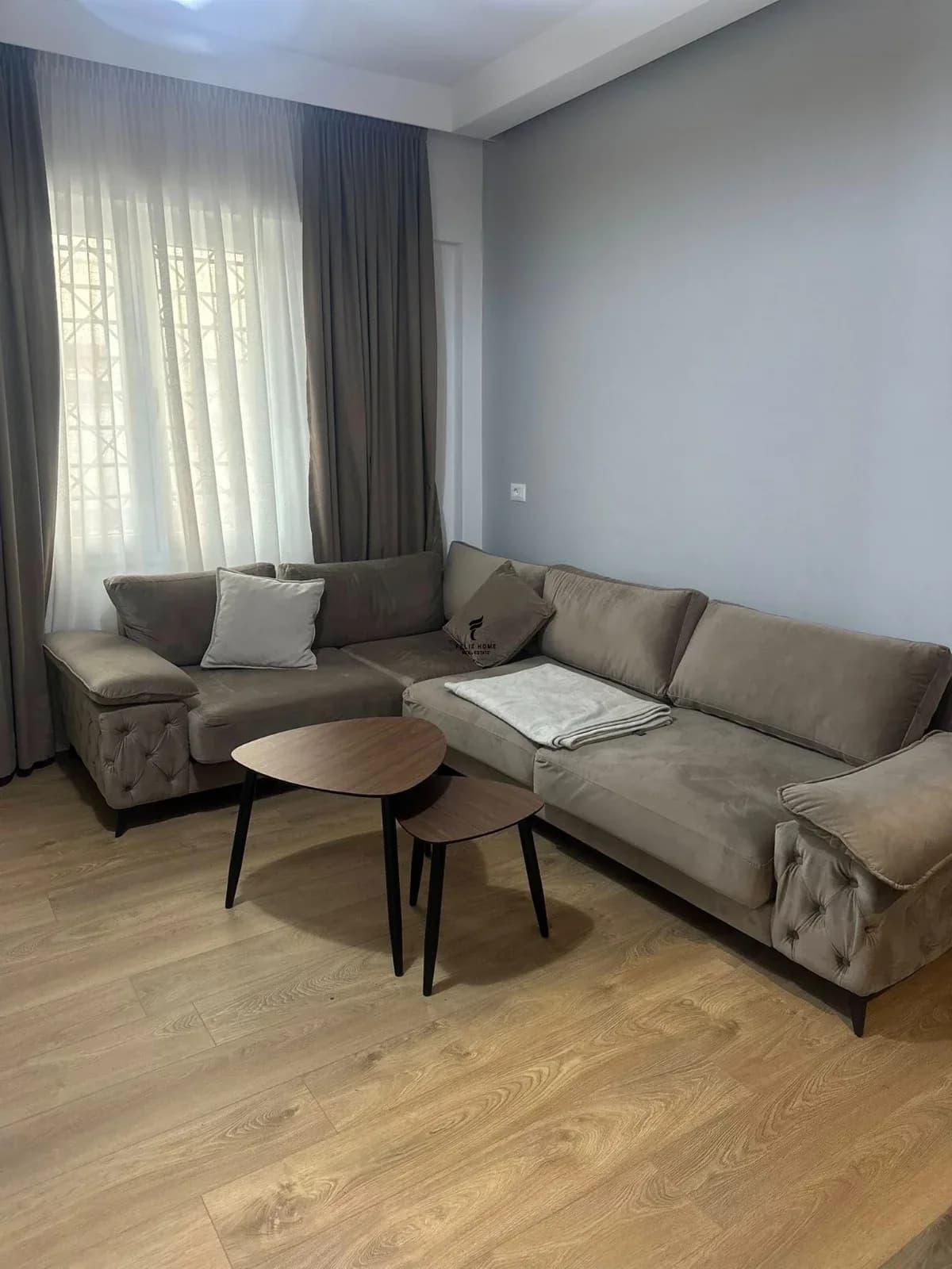 APARTAMENT ME QERA 2+1 PAZARI RI 1.000 EURO