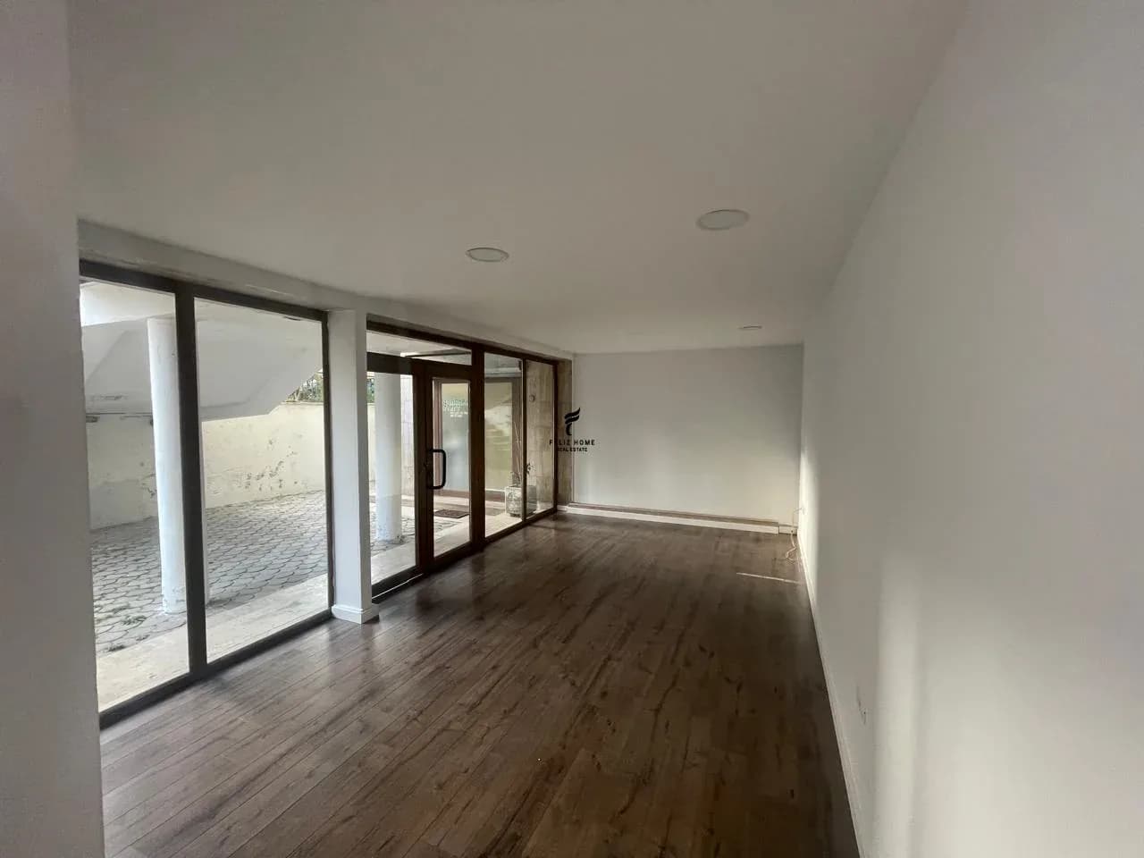 ZYRE ME QERA 163M2 PAZARI I RI 1.600 EURO 2