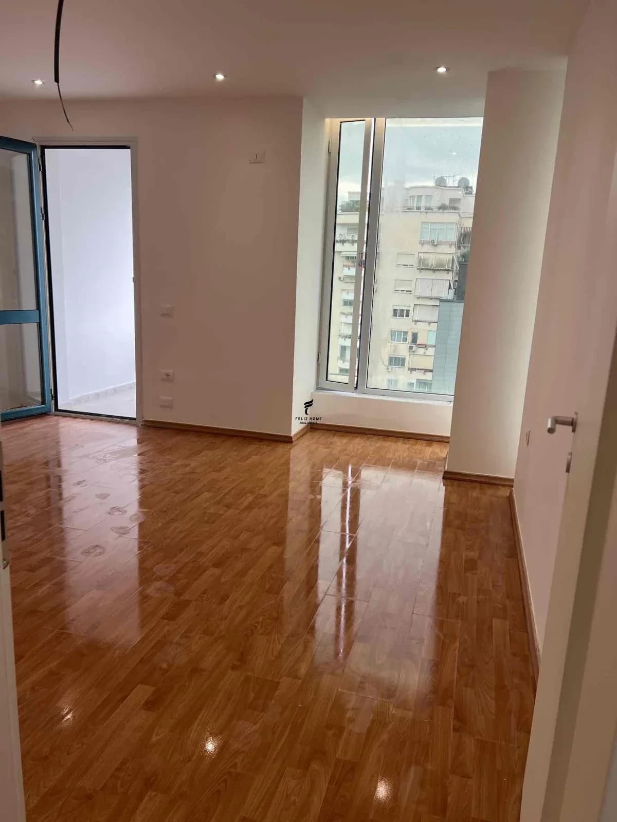 ZYRE ME QERA 190 M2 RRUGA E ELBASANIT 200.000 LEKE 4