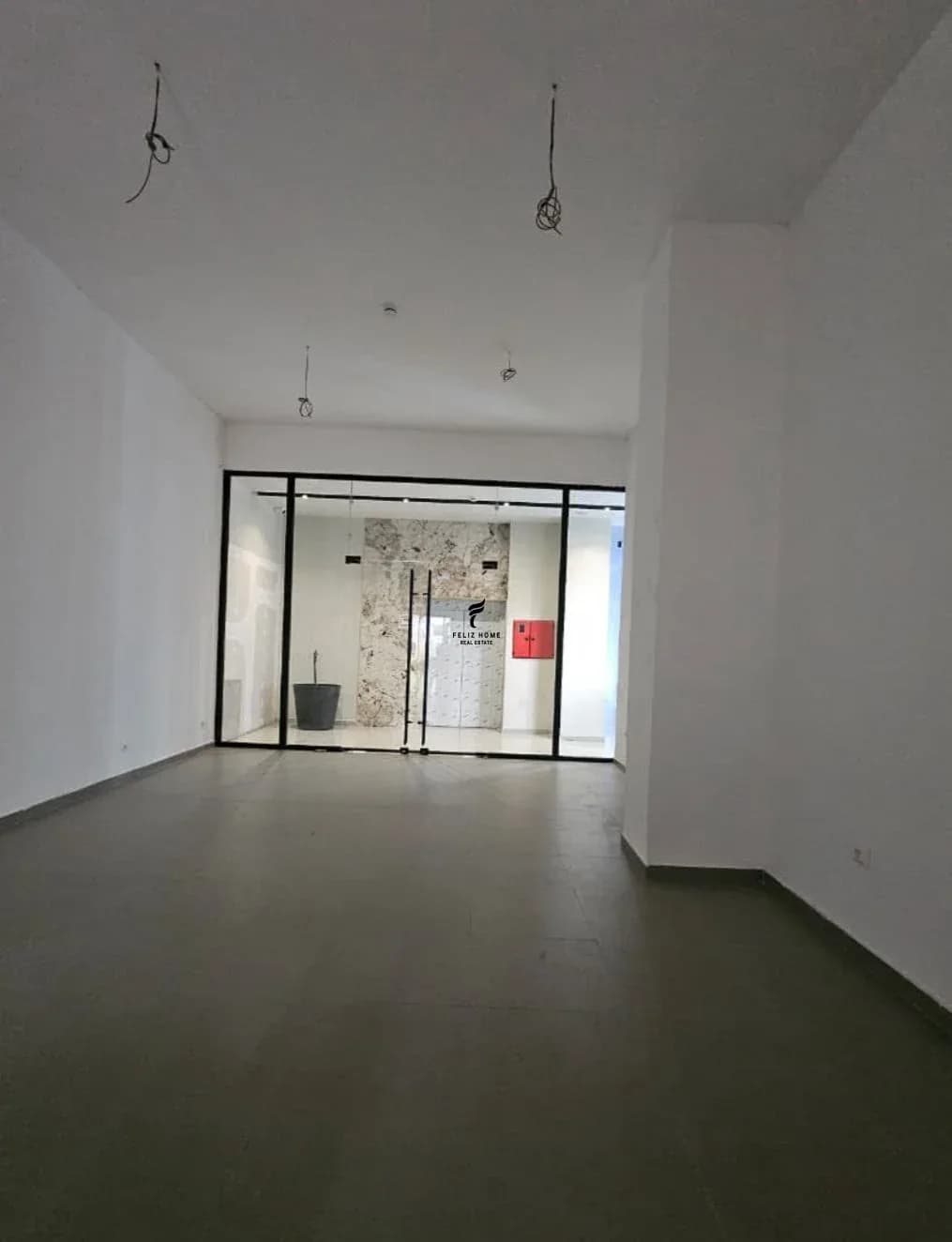 ZYRE ME QERA 62 M2 RRUGA E KAVAJES 120.000 LEKE