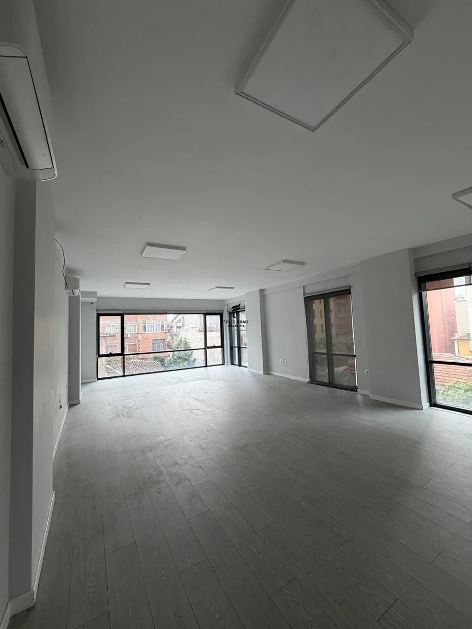 ZYRE ME QERA 404 M2 PAZARI I RI 520.000 LEKE