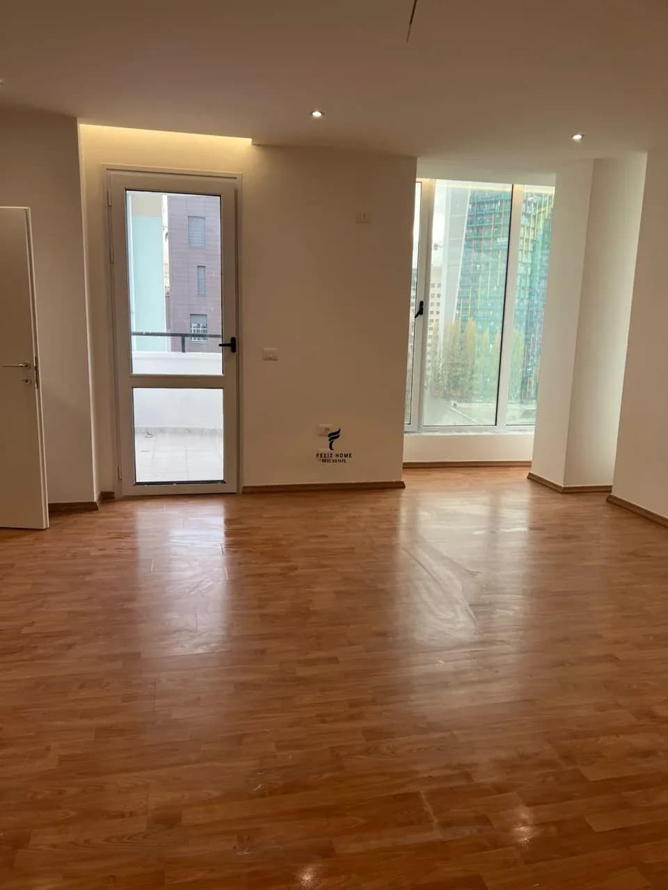 ZYRE ME QERA 190 M2 RRUGA E ELBASANIT 200.000 LEKE
