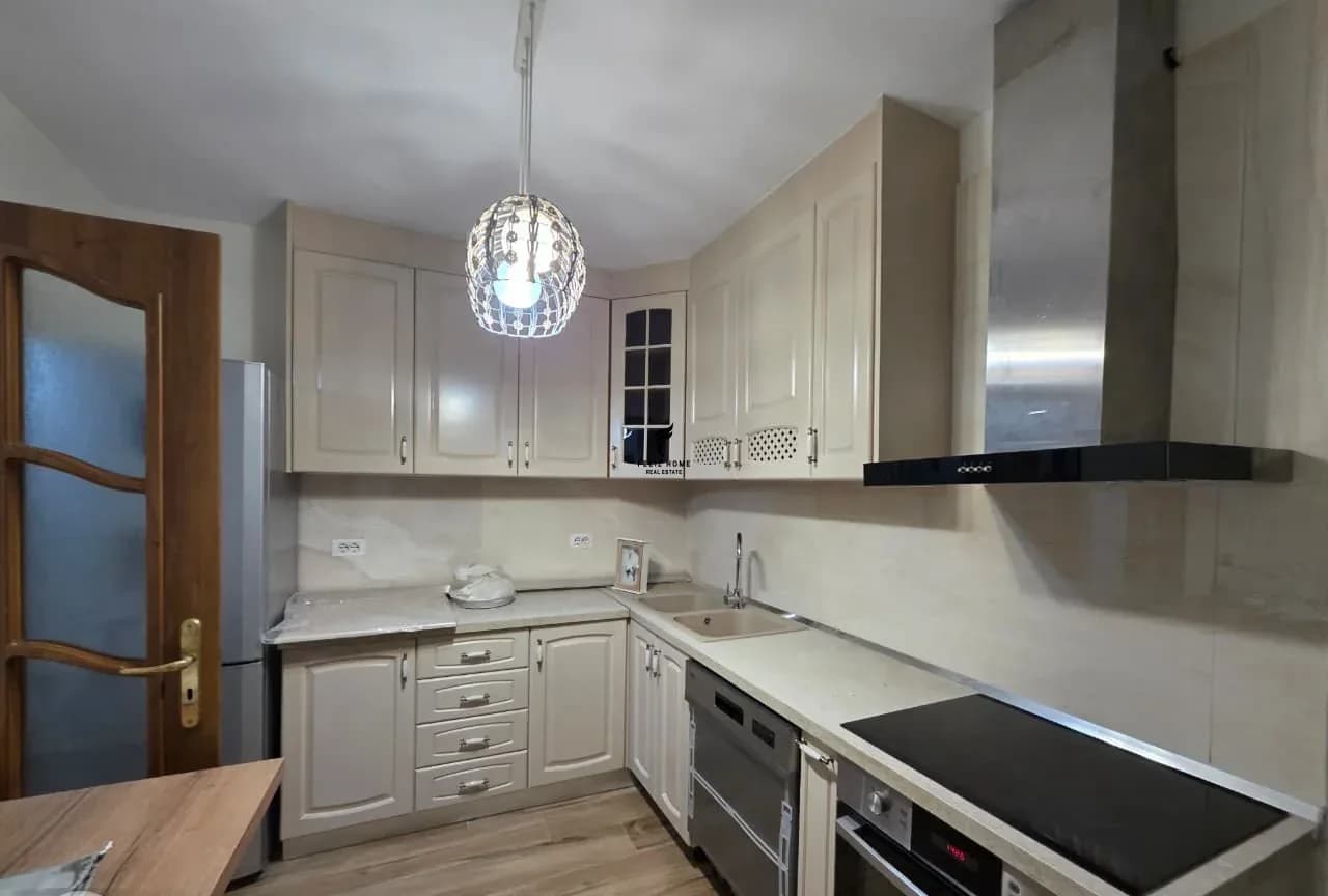 APARTAMENT ME QERA 4+1+2 MINE PEZA 1.500 EURO 2