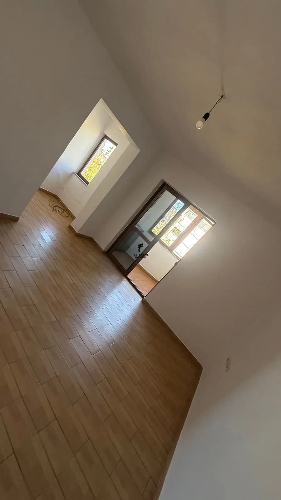 ZYRE ME QERA 62 M2 PAZARI I RI 40.000 LEKE 3