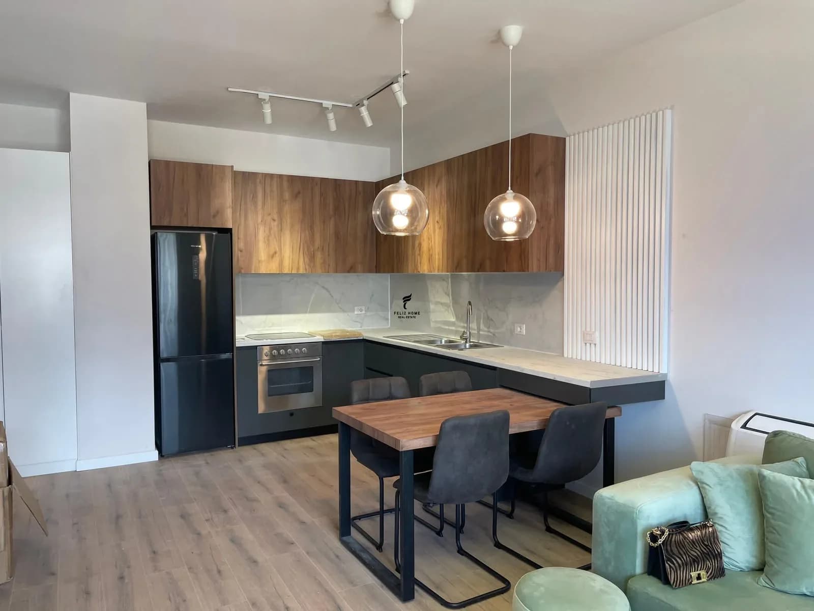 APARTAMENT ME QERA 1+1 RRUGA KONGRESI I MANASTIRIT 60.000 LEKE 2