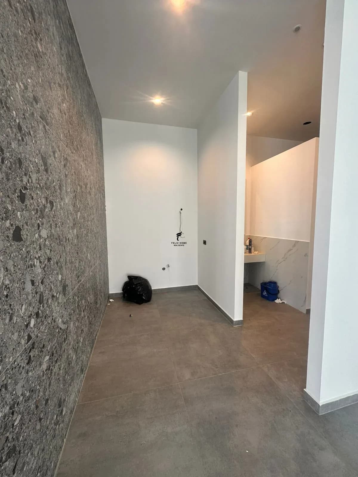MAGAZINE ME QERA 260 M2 VORE 2.000 EURO