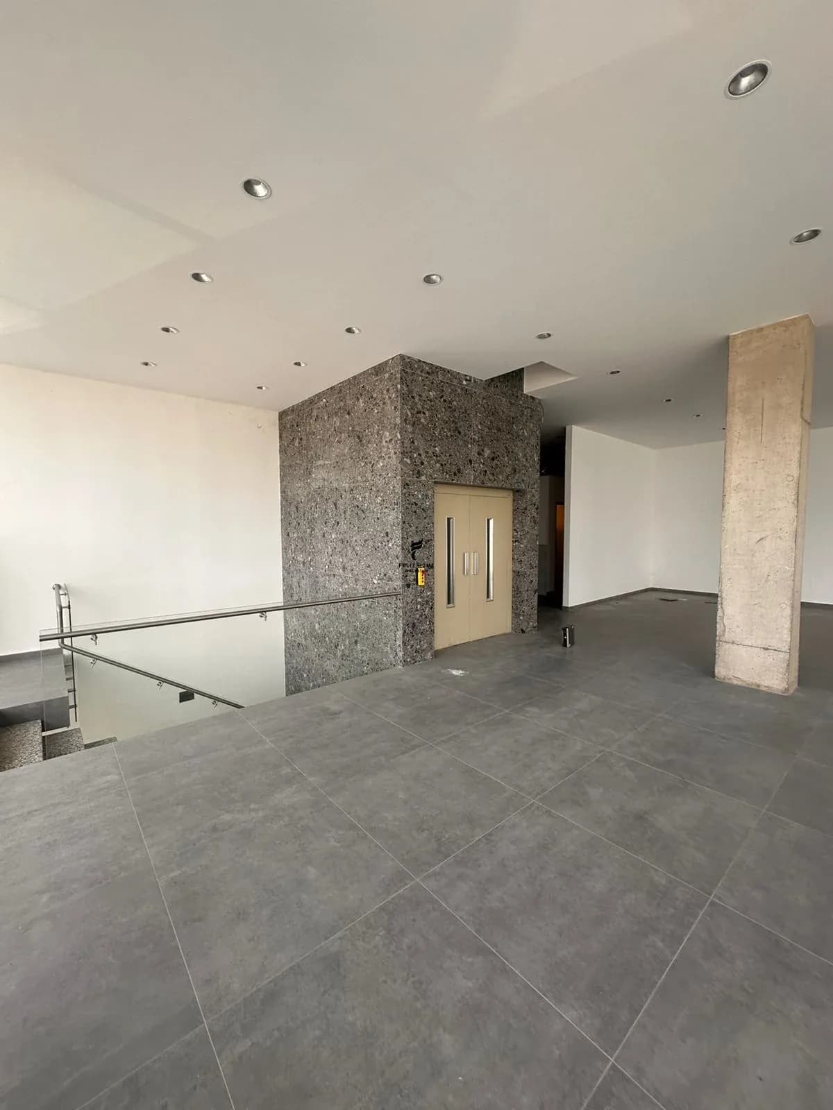MAGAZINE ME QERA 260 M2 VORE 2.000 EURO