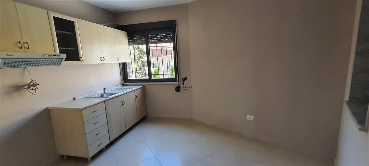 ZYRE ME QERA 160 M2 RRUGA E KAVAJES 130.000 LEKE 3