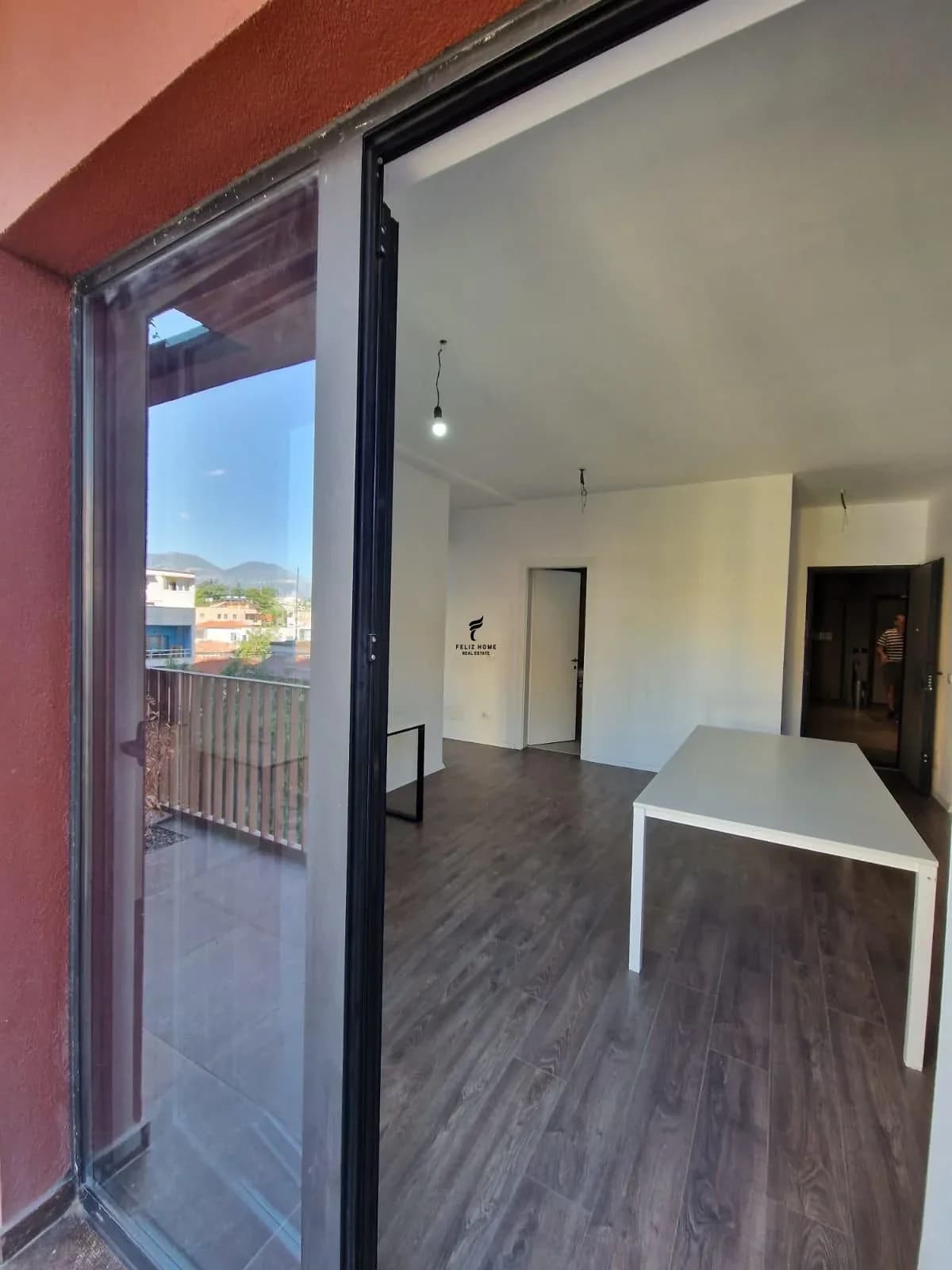 ZYRE ME QERA 123 M2 RRUGA E KAVAJES 1.070 EURO 4