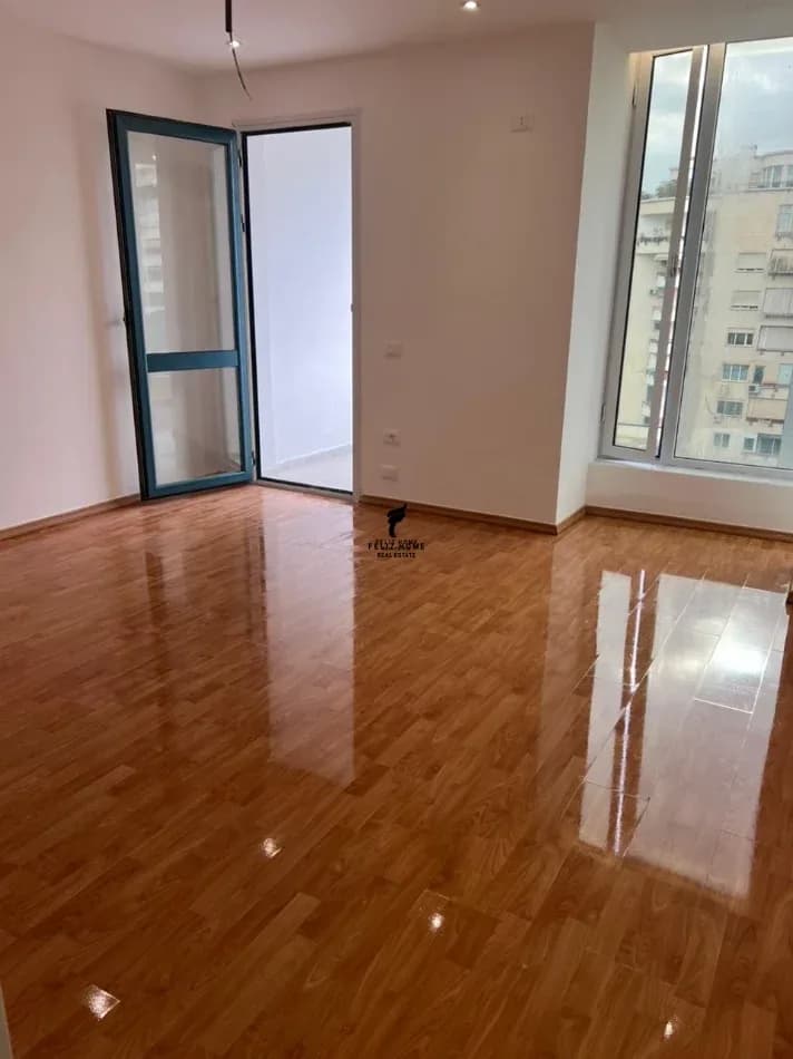 ZYRE ME QERA 190 M2 RRUGA E ELBASANIT 200.000 LEKE 4