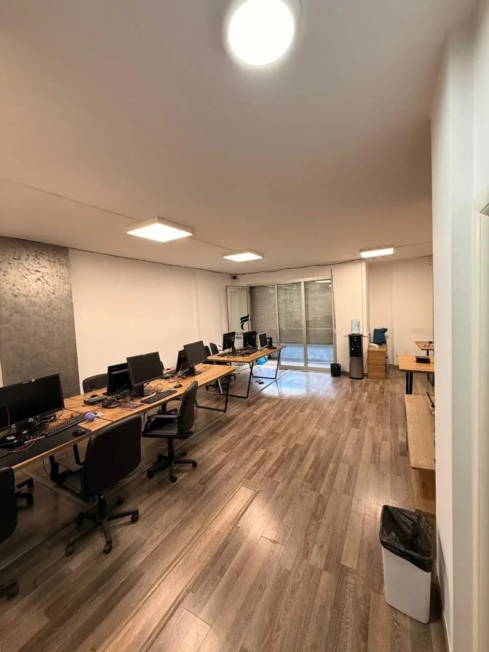 ZYRE ME QERA 100 M2 STADIUMI DINAMO 140.000 LEKE