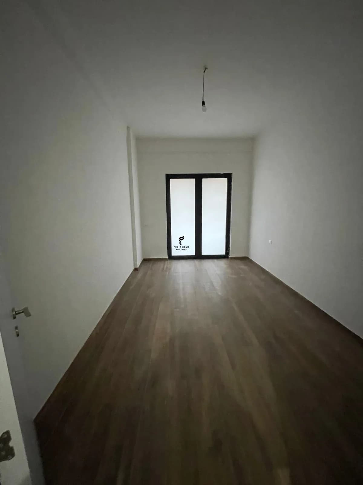 ZYRE ME QERA 130 M2 RRUGA E DIBRES 65.000 LEKE 1