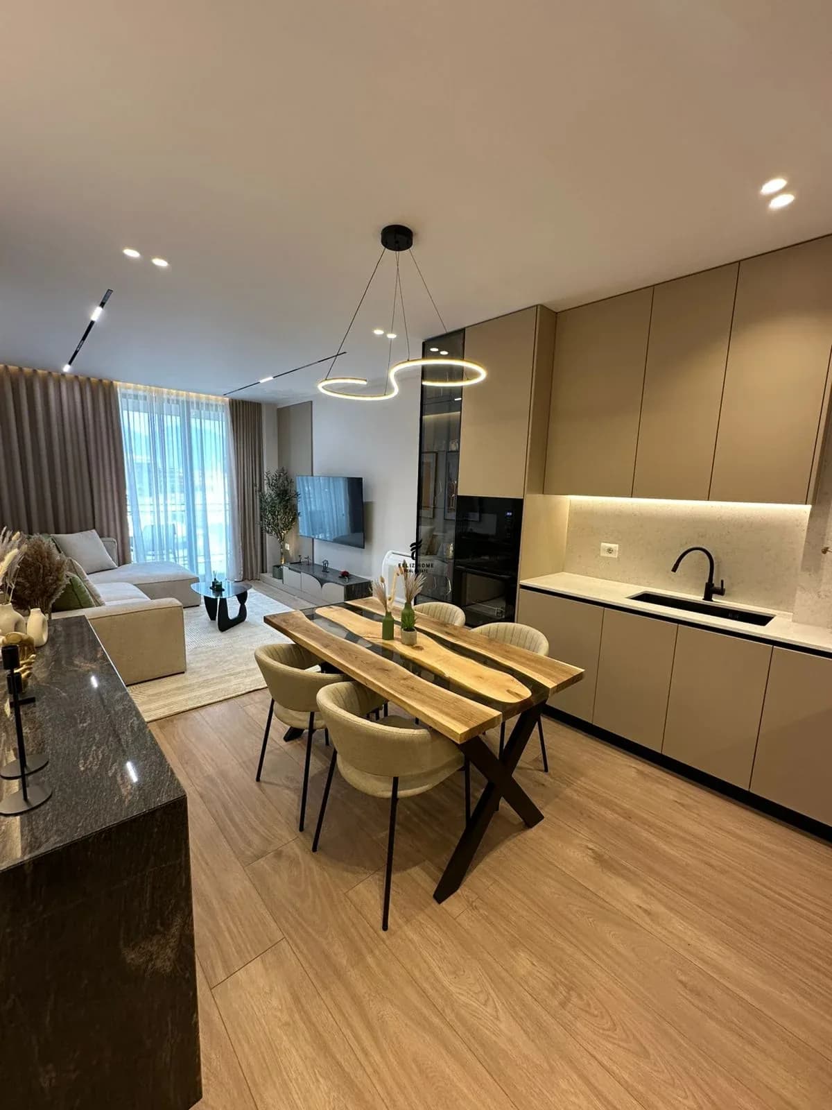 APARTAMENT ME QERA 2+1+2 MINE PEZA 1.500 EURO 2