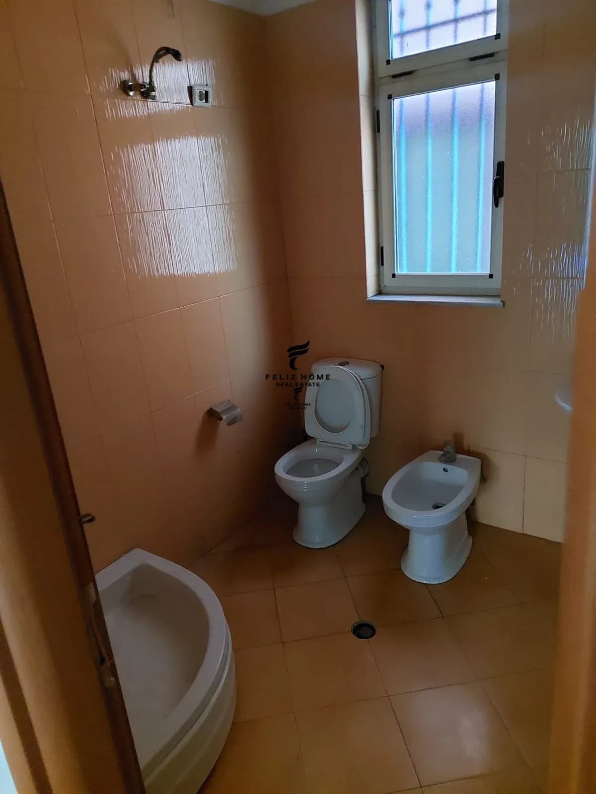 ZYRE ME QERA 70 M2 ZOGU I ZI 600 EURO 3