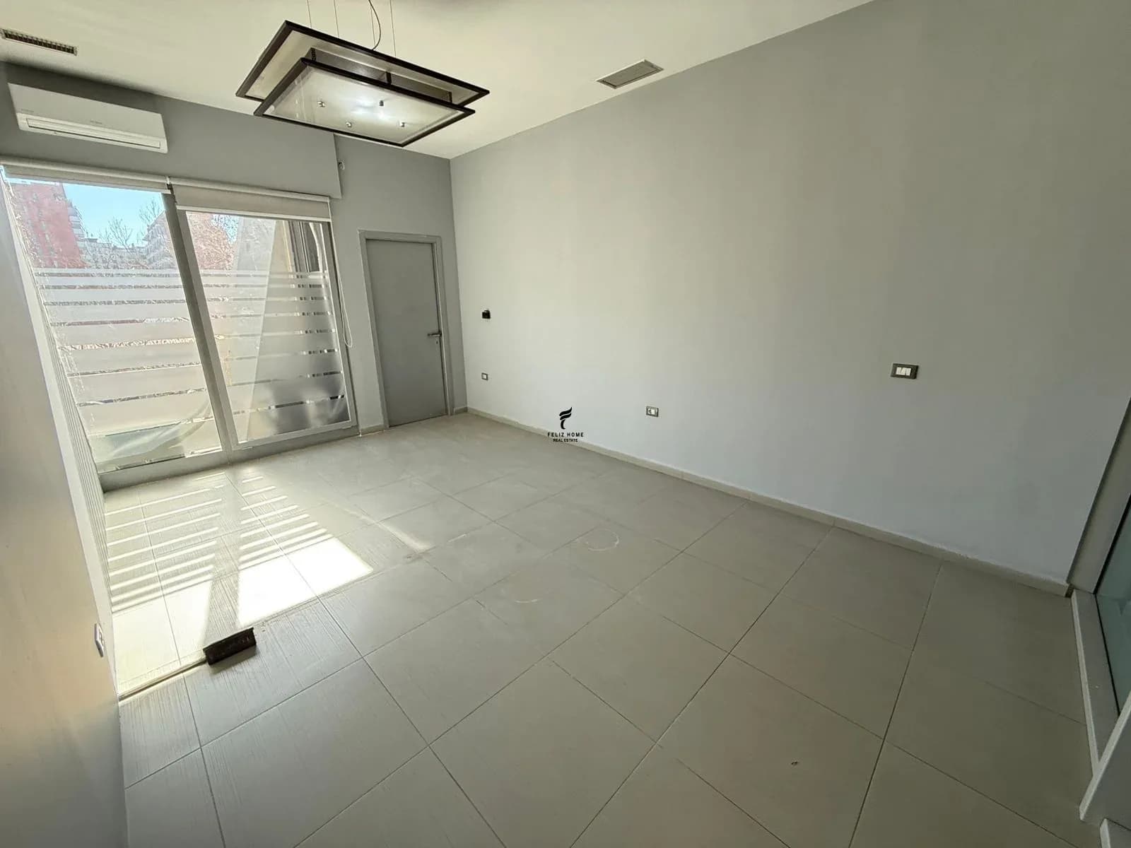 ZYRE ME QERA 220 M2 RRUGA E KAVAJES 4.400 EURO 4