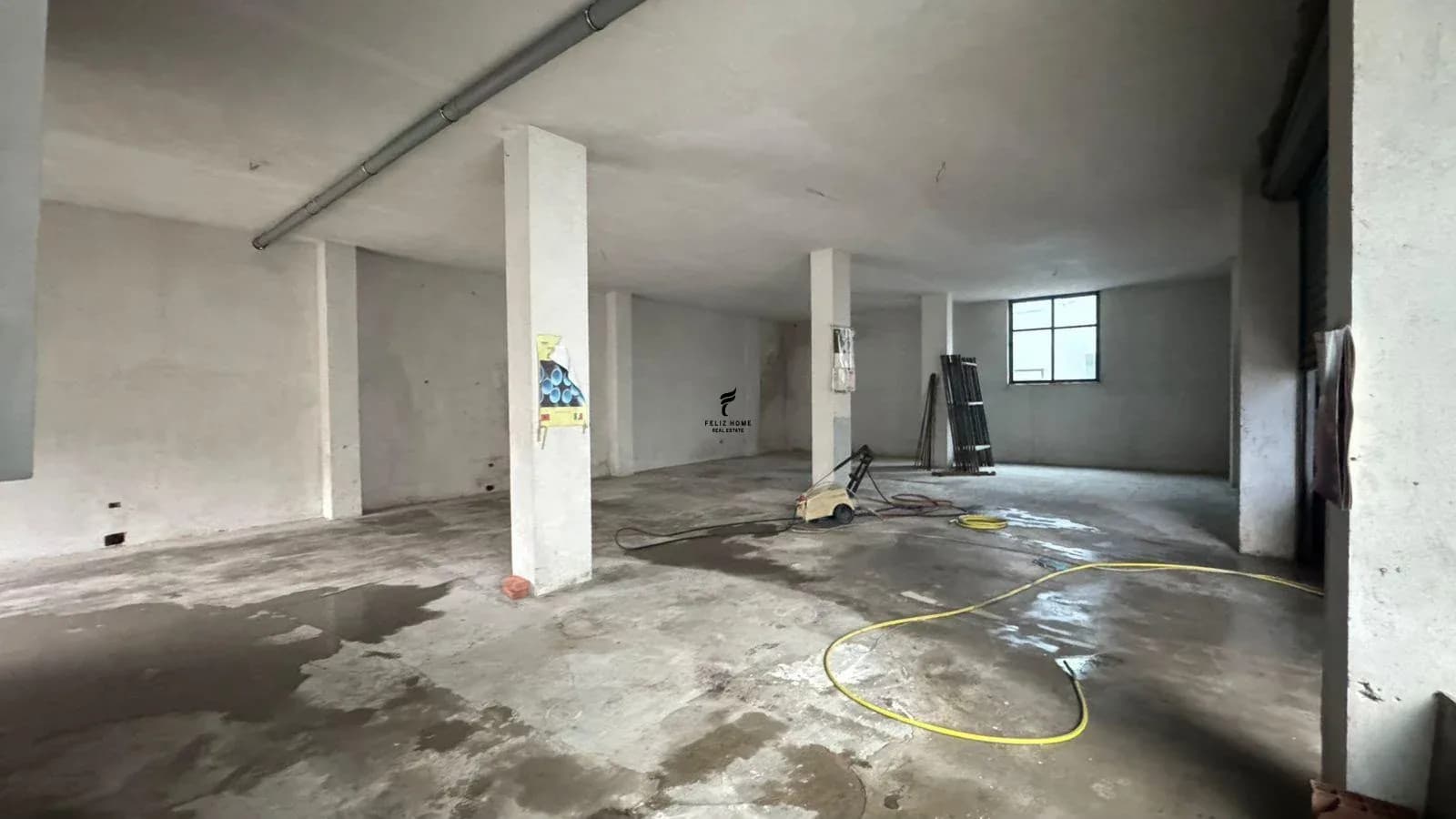 MAGAZINE ME QERA 180 M2 FUSHA E AVIACIONIT 120.000 LEKE 1