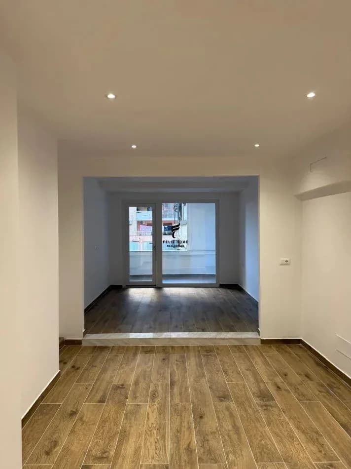 ZYRE ME QERA 61 M2 BULEVARDI I RI 750 EURO 2