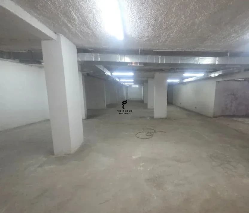 MAGAZINE ME QERA 350 M2 PAZARI I RI 210.000 LEKE
