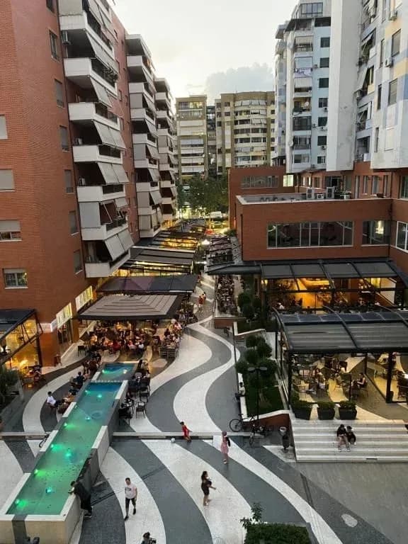 ZYRE ME QERA 250 M2 KOMPLEKSI DELIJORGJI 2.500 EURO